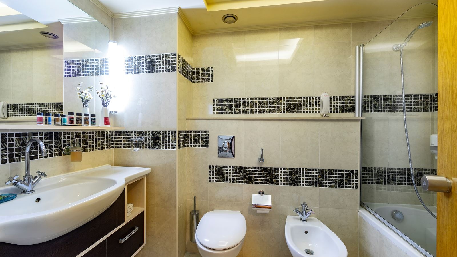 rooms-dbl-standard-room-garden-view-with-balcony-or-terrace