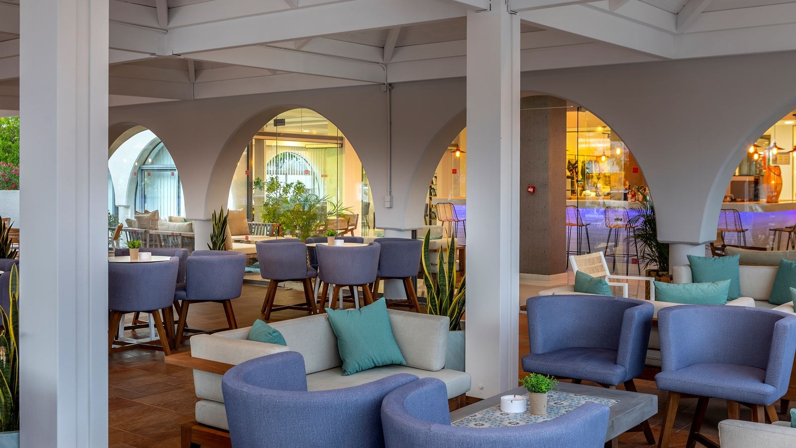 bars-ariadne-lounge-bar-and-terrace