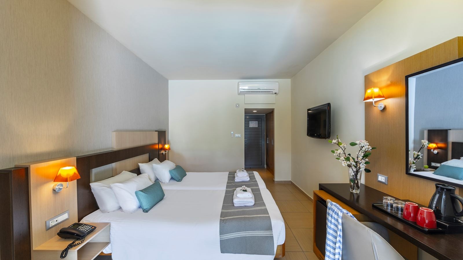 rooms-dbl-room-sharing-pool-with-balcony-or-terrace