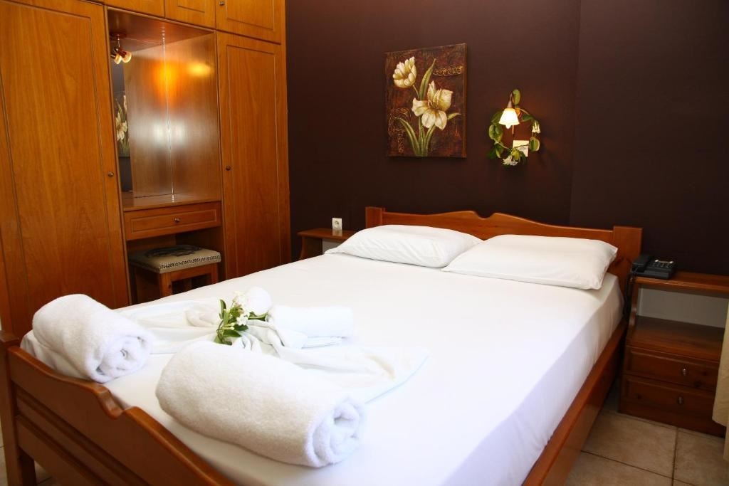 rooms-apartment-1-bedroom-poolview