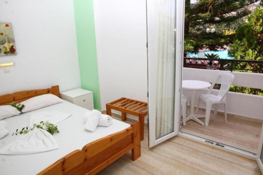 rooms-apartment-1-bedroom-poolview