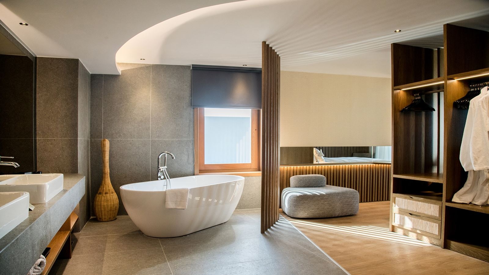 rooms-dazzling-suite-seaviewoutdoor-jacuzzi