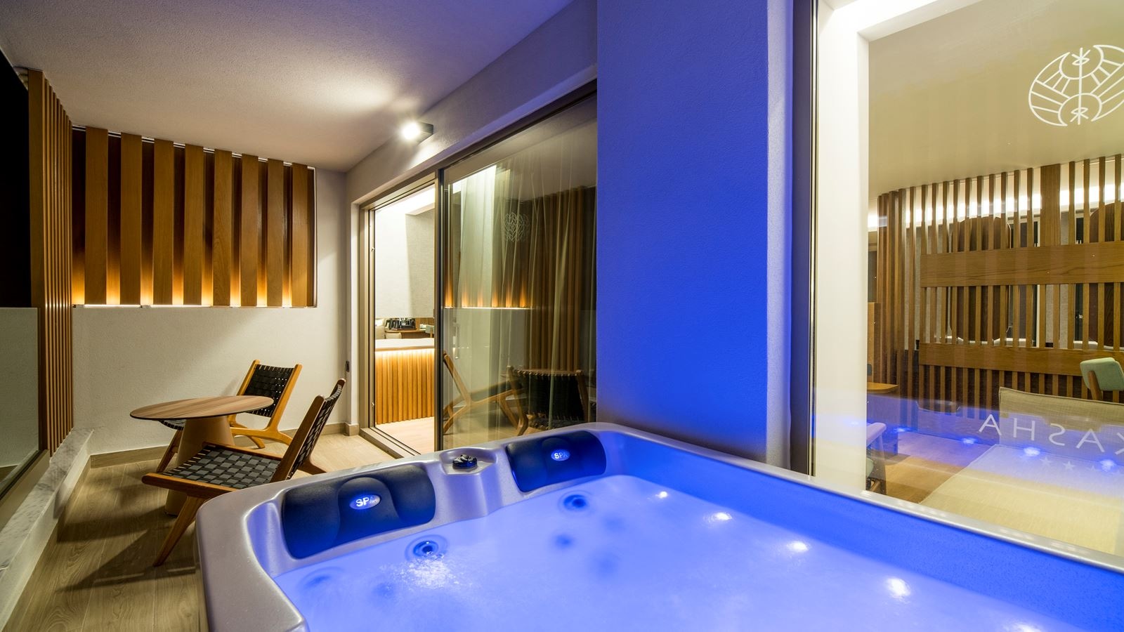 rooms-dazzling-junior-suite-seaviewoutdoor-jacuzzi