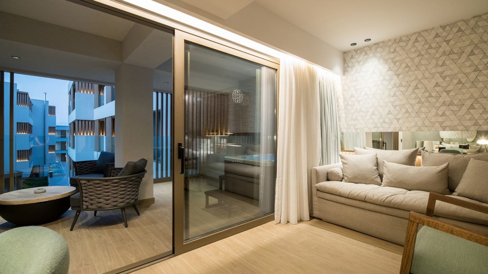 rooms-azure-junior-suite-outdoor-jacuzzi-internal-view