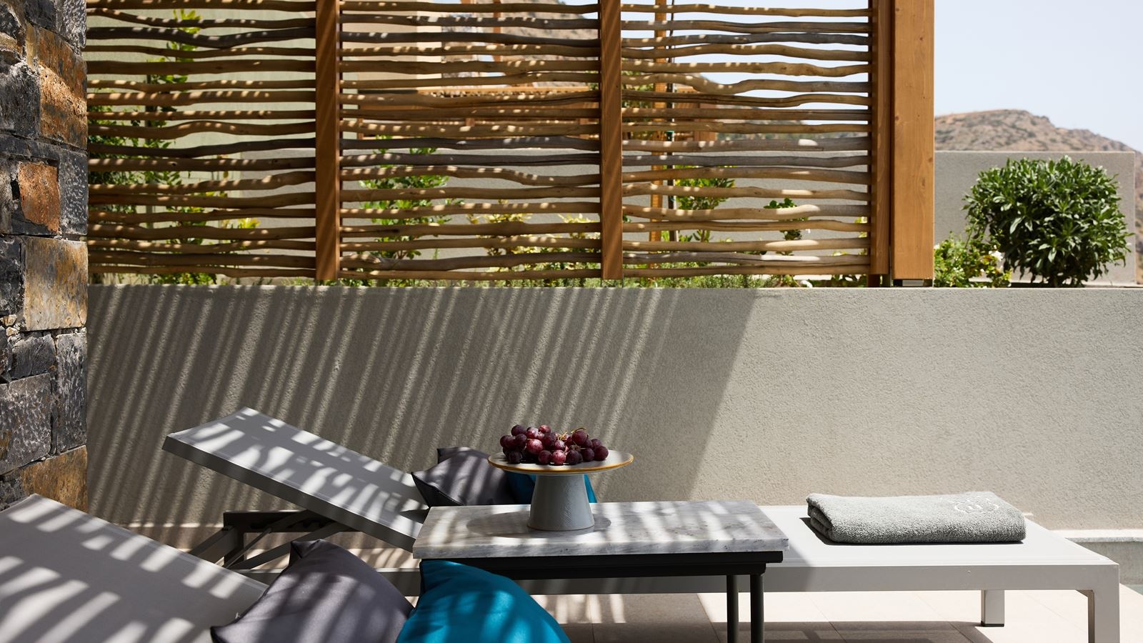 rooms-superior-family-room-with-private-pool-sea-view