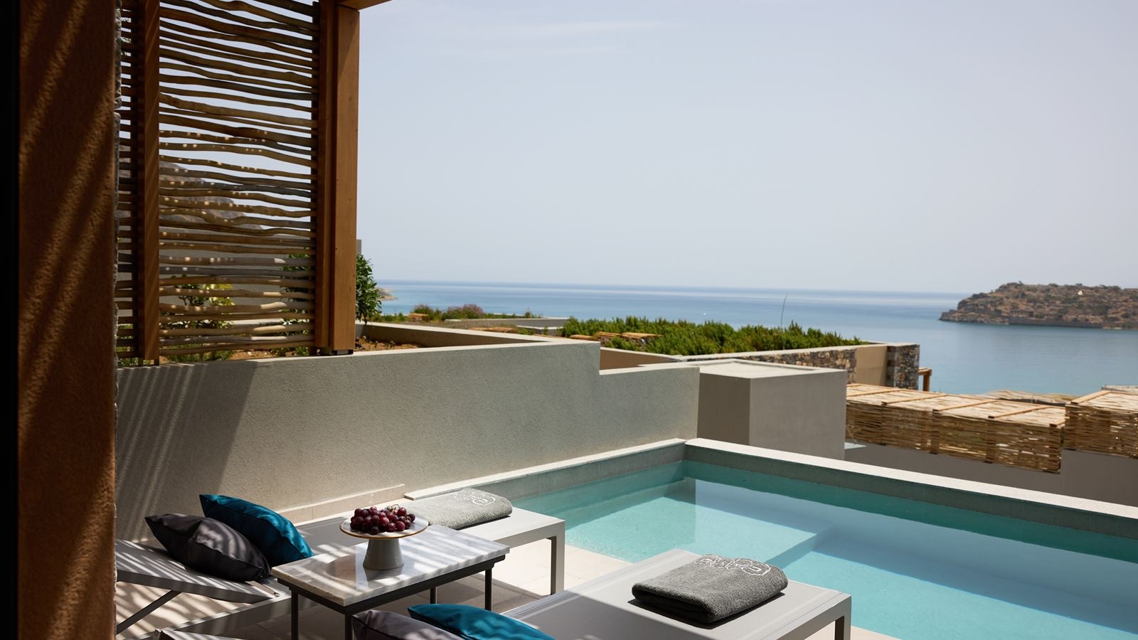 rooms-superior-family-room-with-private-pool-sea-view