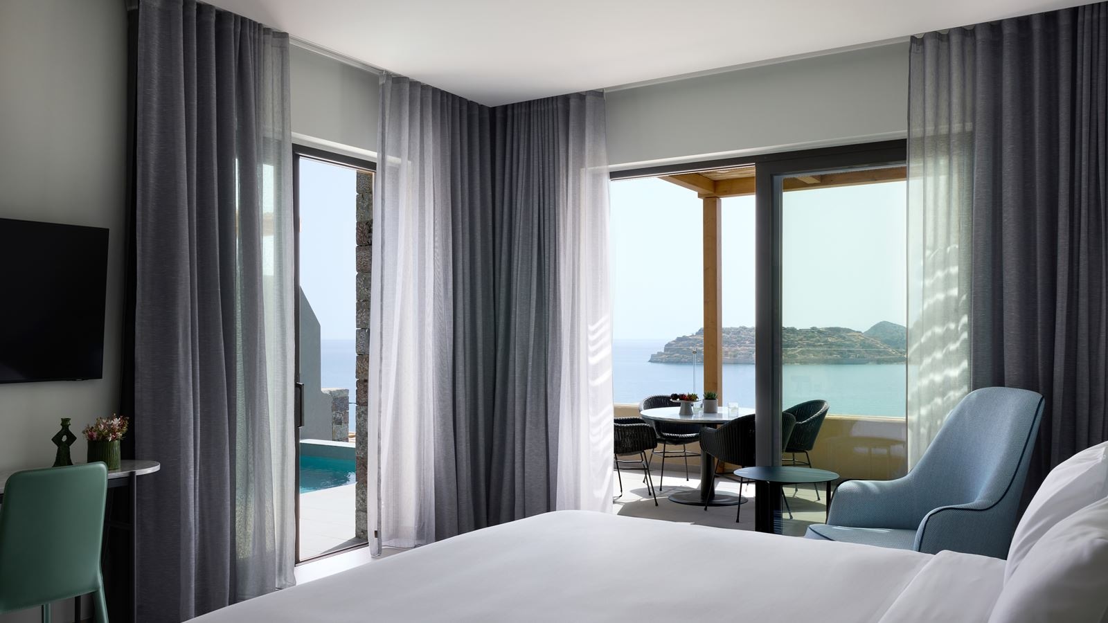 rooms-executive-suite-with-private-pool-sea-view
