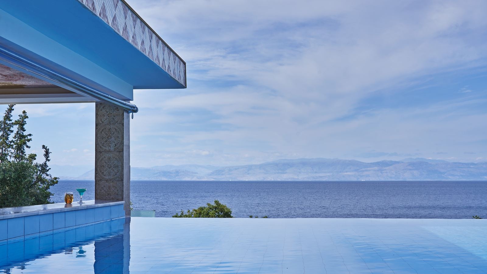 bars-serenity-pool-bar