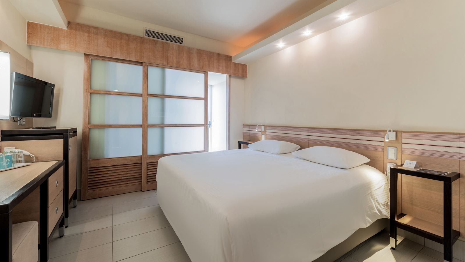 rooms-superior-room-side-seaview