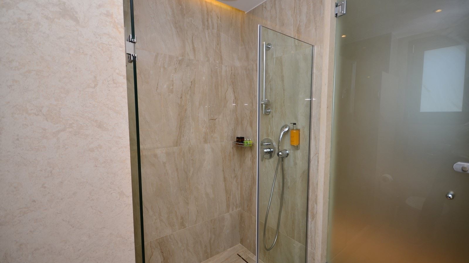 rooms-family-room-garden-view