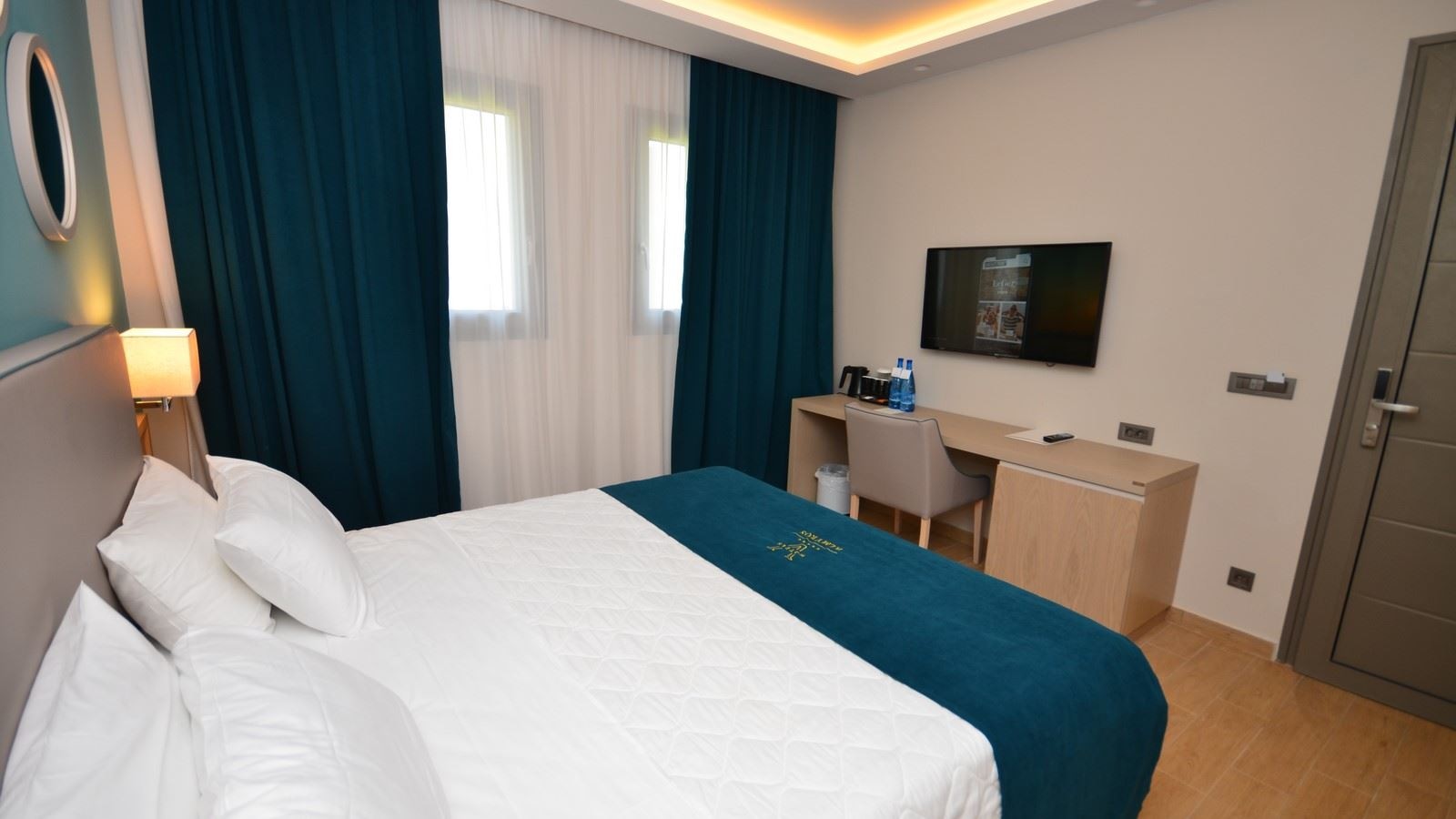 rooms-family-room-garden-view