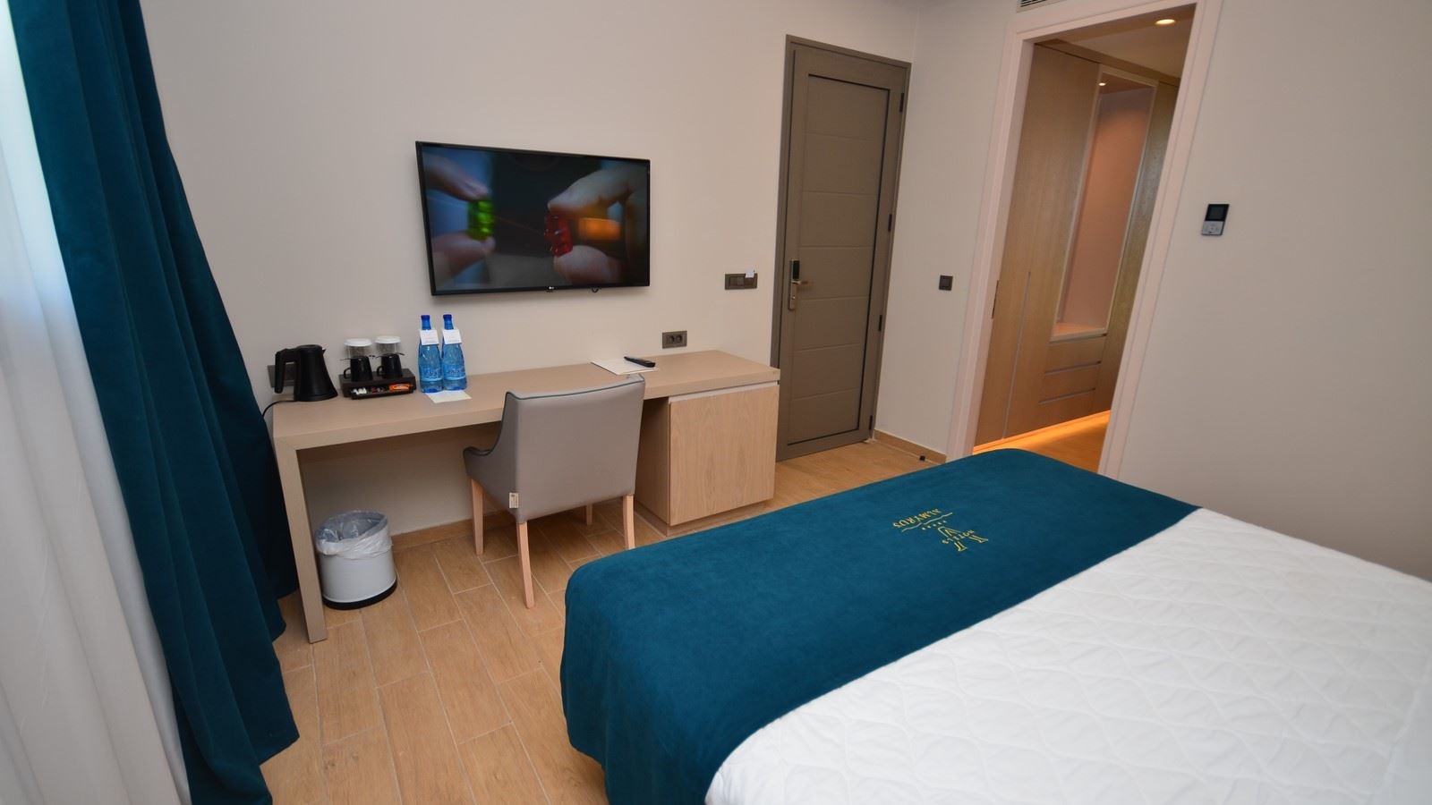 rooms-family-room-garden-view