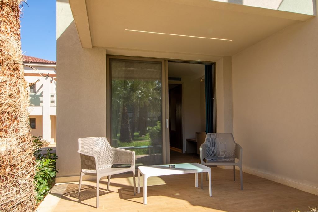 rooms-family-room-garden-view