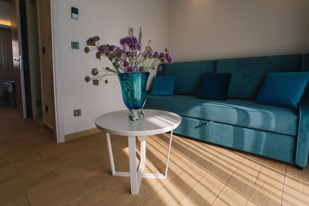 rooms-family-room-garden-view