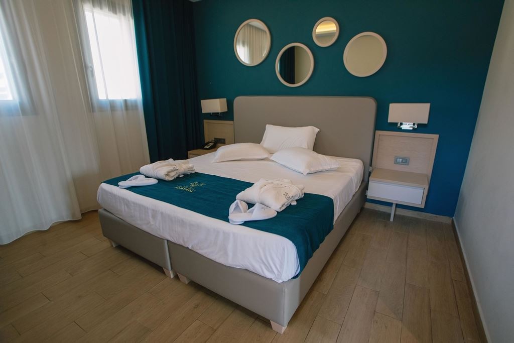 rooms-family-room-garden-view