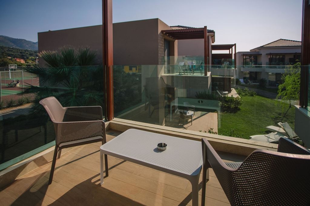 rooms-family-room-garden-view