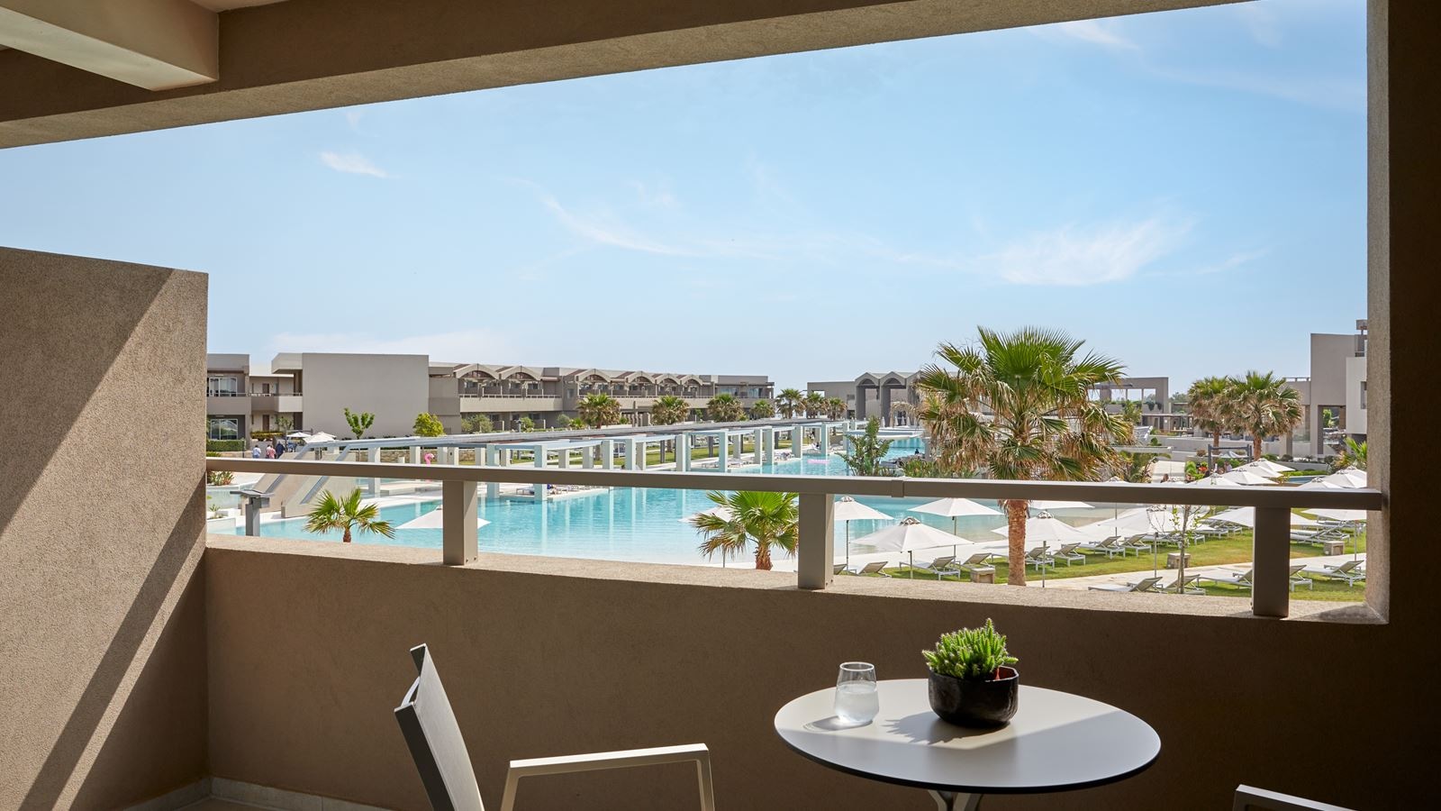 rooms-classic-room-pool-view