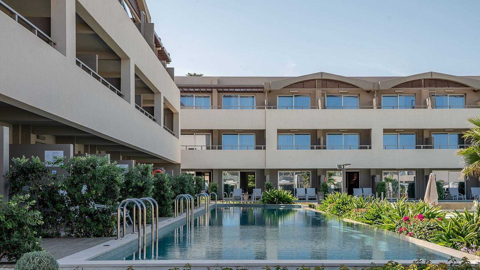 rooms-classic-room-sharing-pool