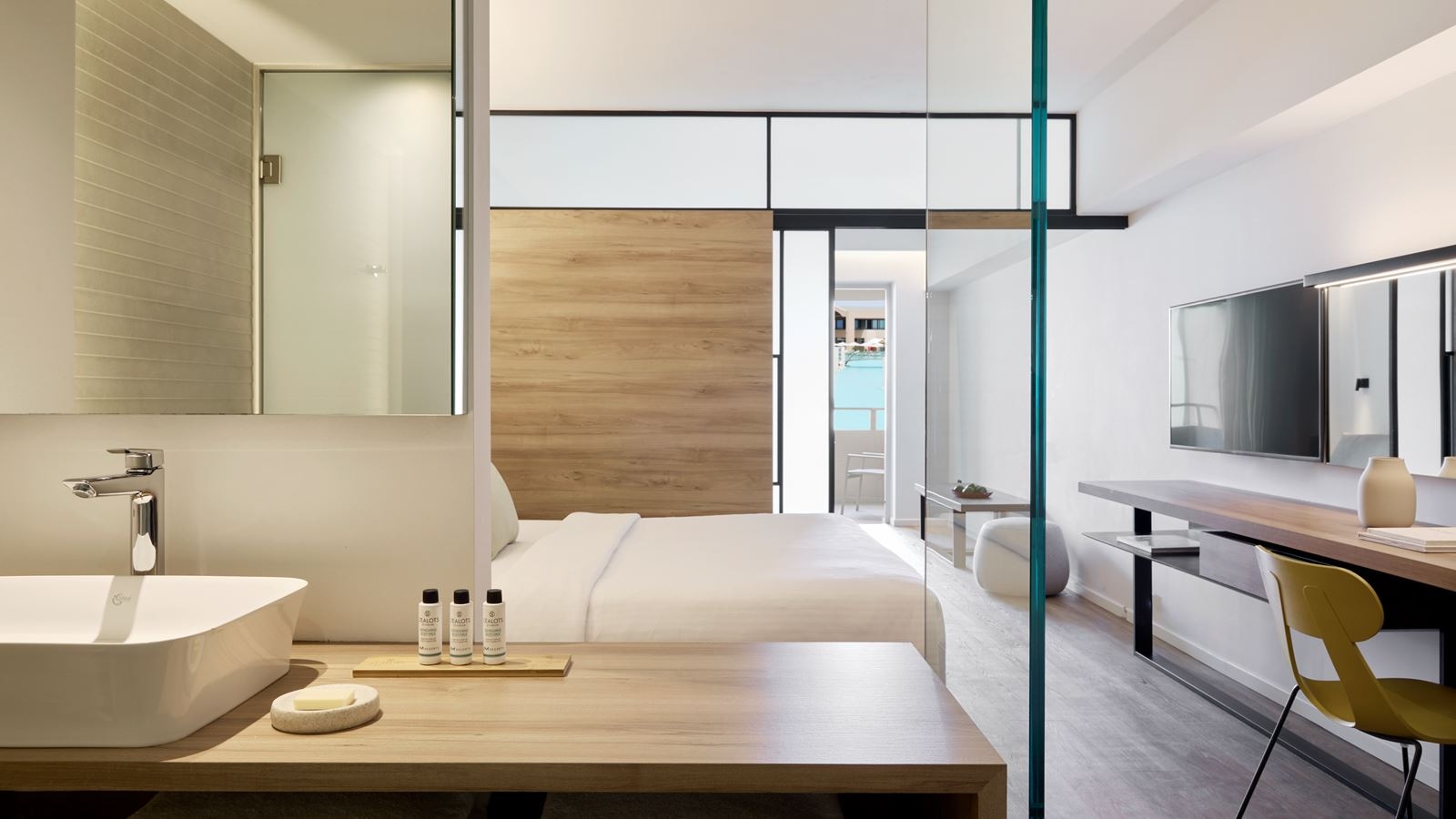 rooms-junior-suite-pool-view