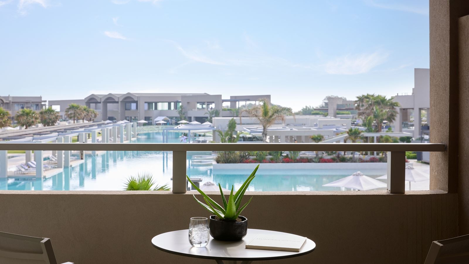 rooms-junior-suite-pool-view