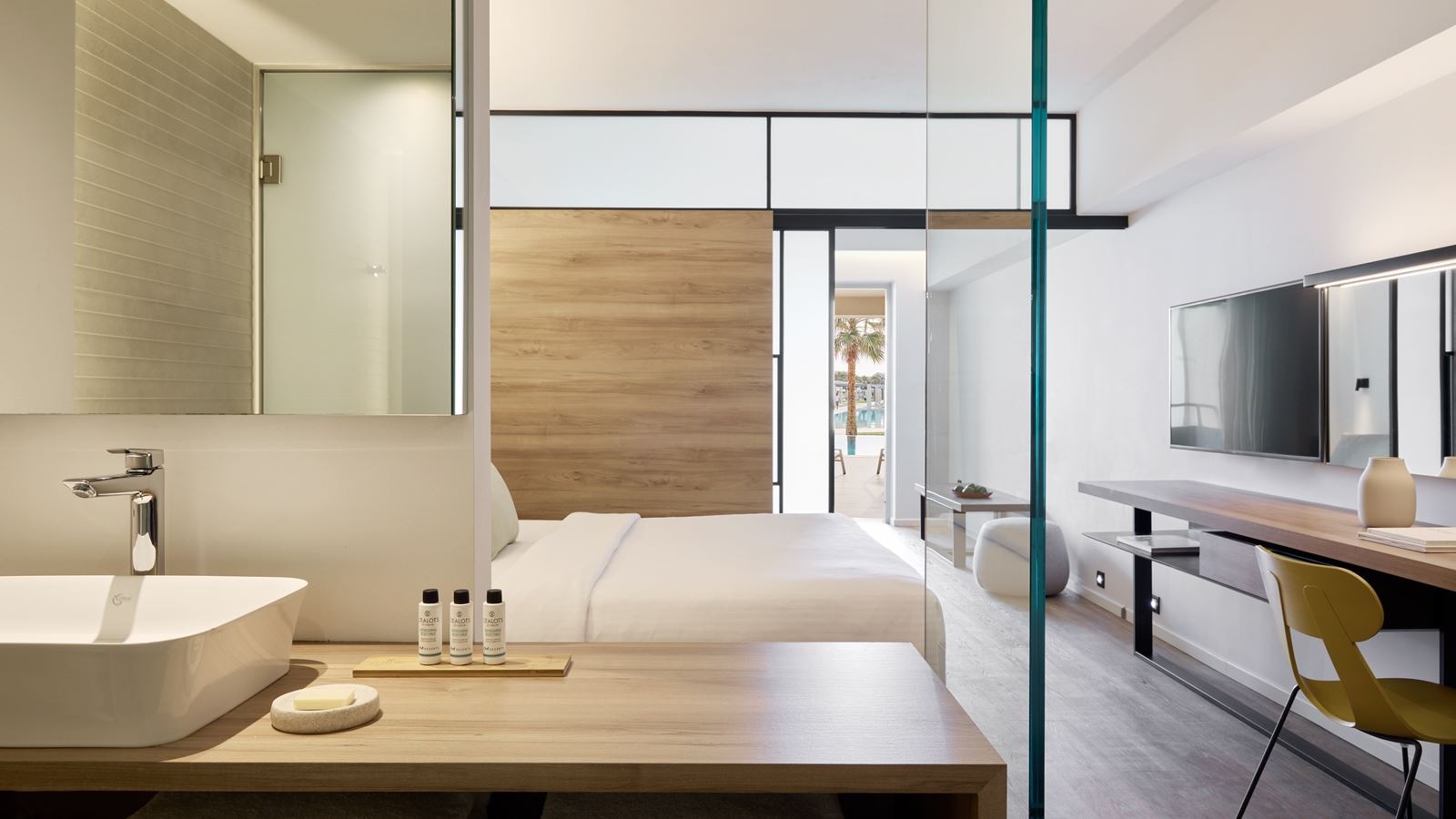 rooms-junior-suite-sharing-pool