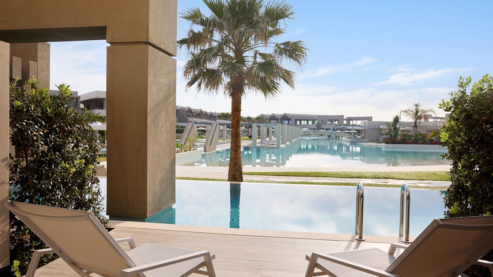 rooms-junior-suite-sharing-pool