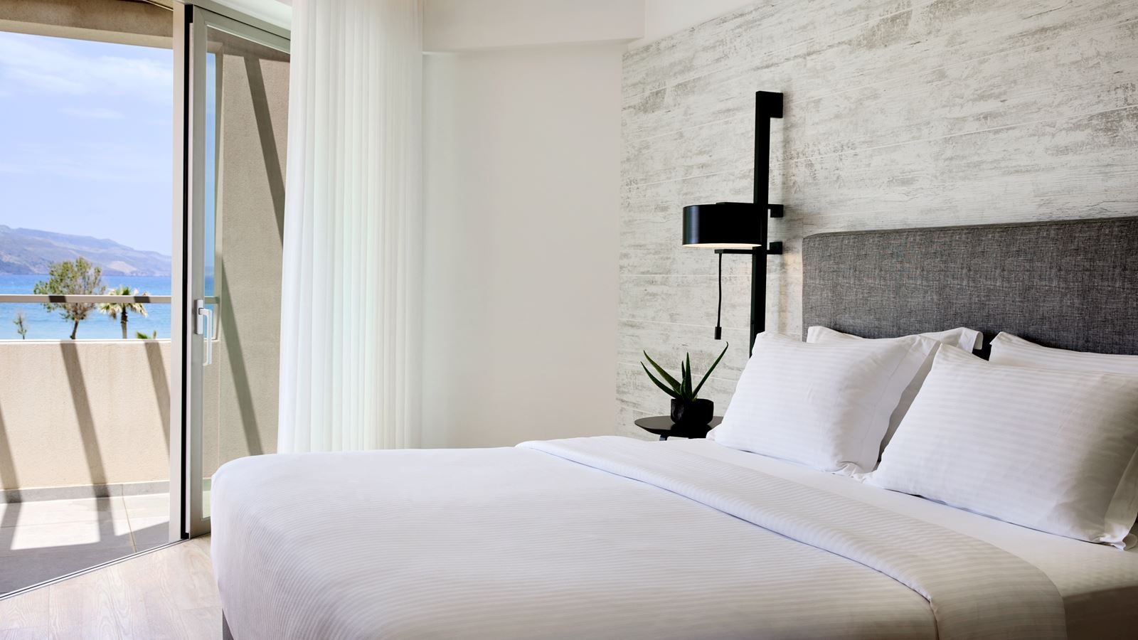 rooms-family-suite-side-sea-view