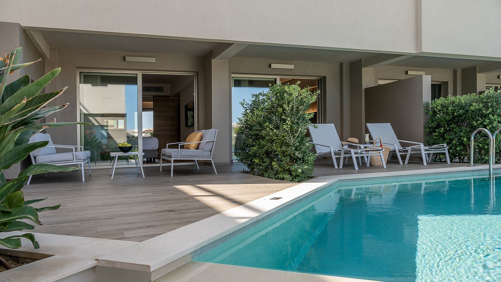 rooms-family-suite-sharing-pool