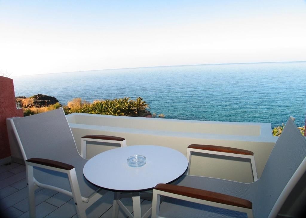 rooms-deluxe-room-with-direct-sea-view