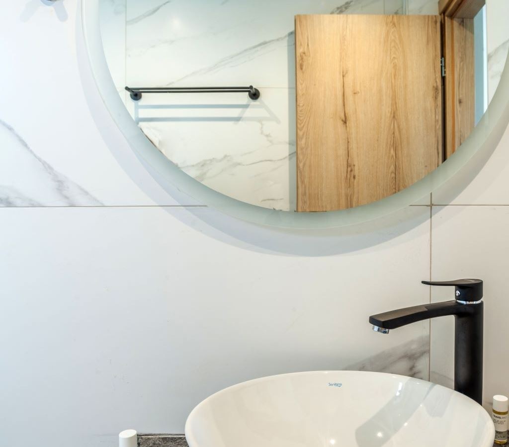 rooms-executive-open-air-jacuzzi-balcony