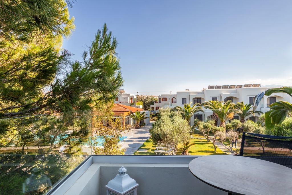 rooms-executive-open-air-jacuzzi-balcony