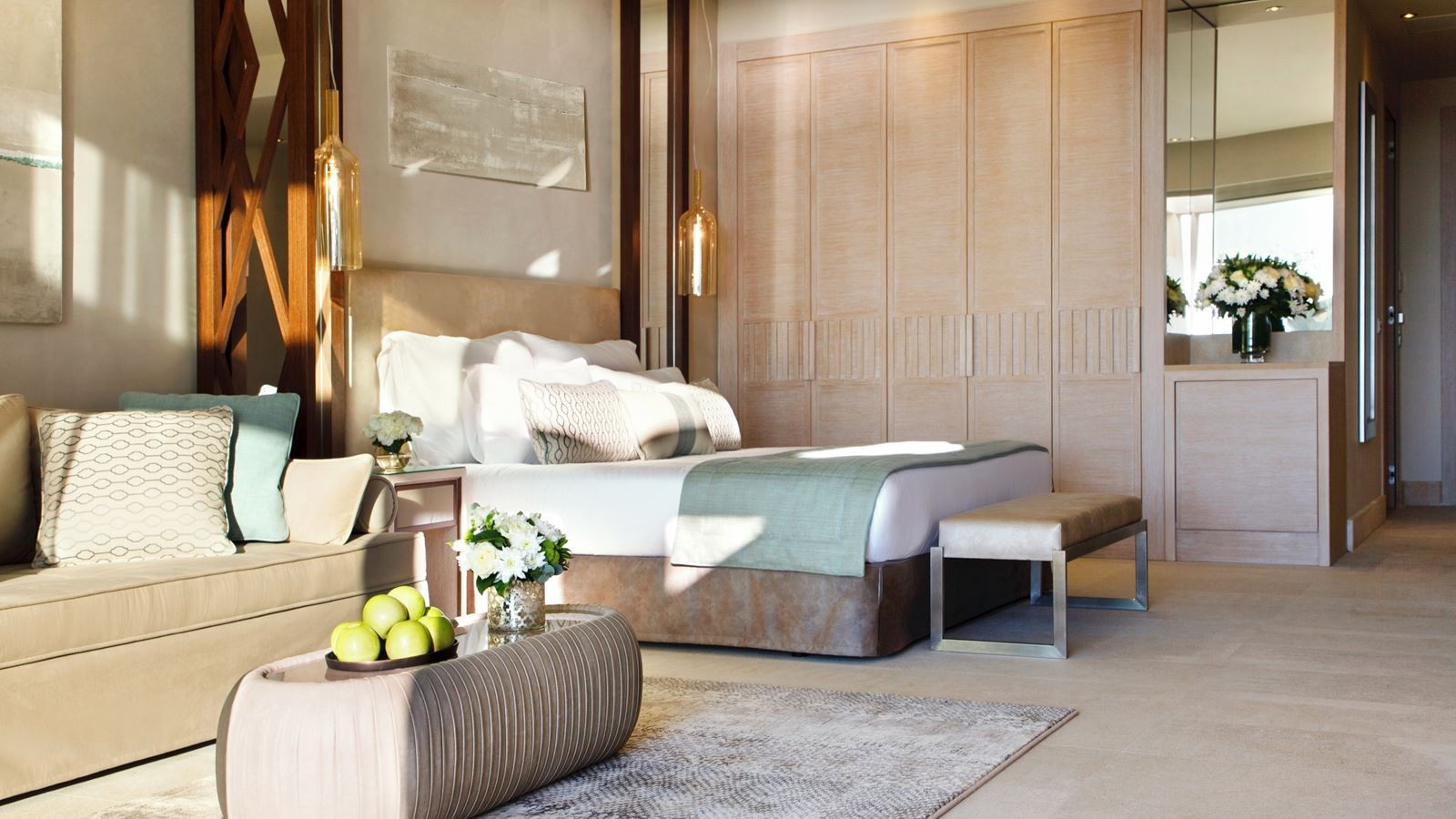 rooms-deluxe-junior-suite-private-garden-sea-view