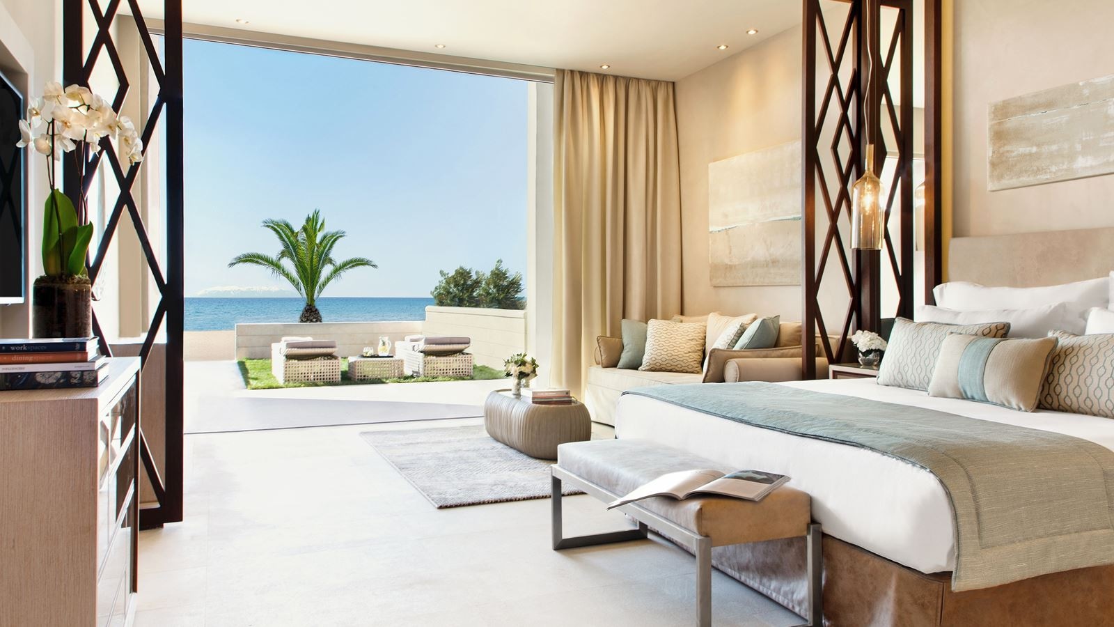 rooms-deluxe-family-suite-private-garden-beach-front
