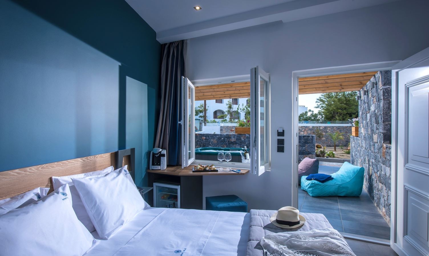 rooms-studio-luxury-with-private-jacuzzi