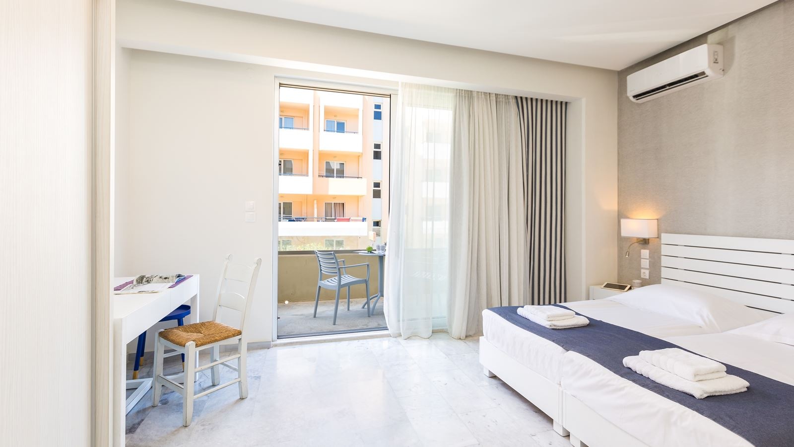 rooms-1-bedroom-apartment-side-sea-view