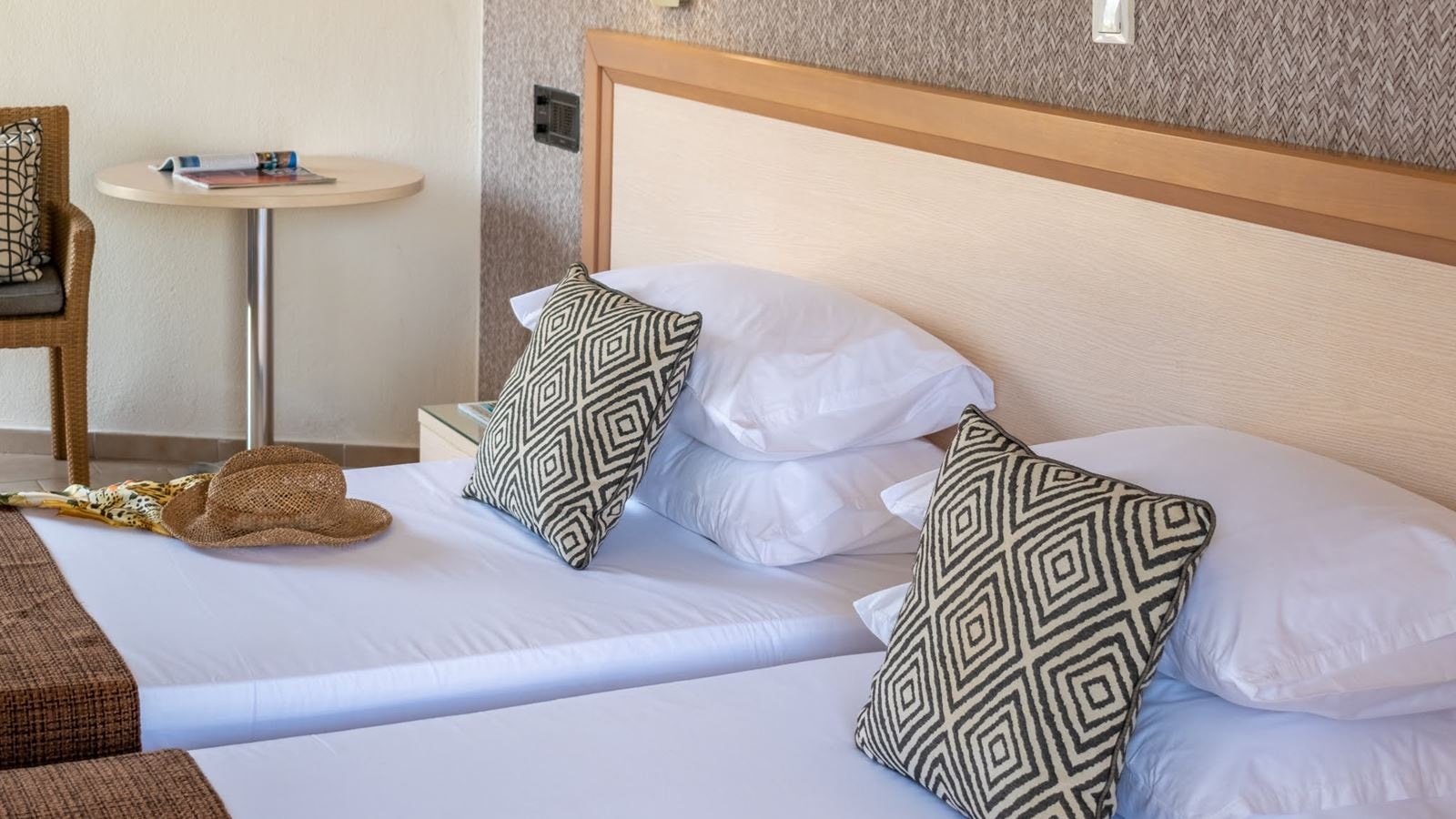 rooms-superior-twin-room-with-gardenview-balcony-or-terrace