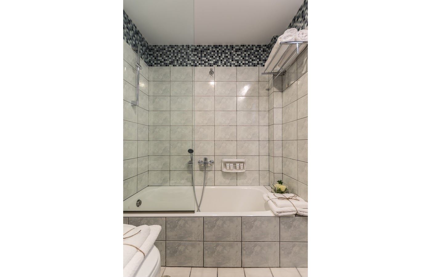 rooms-standard-twin-room-garden-view-balcony-or-terrace