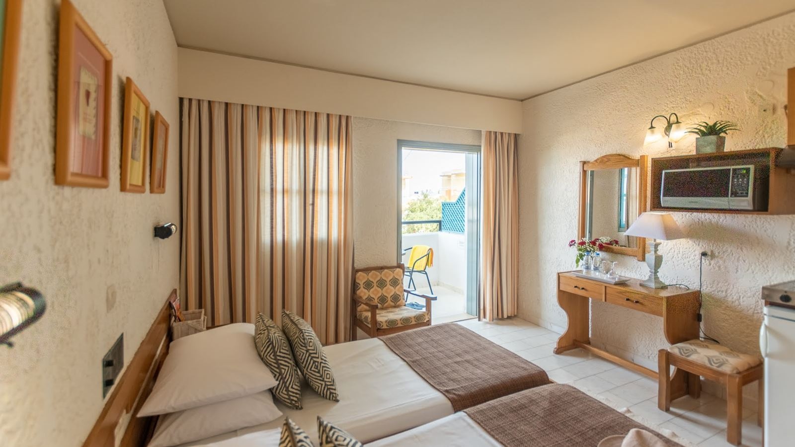 rooms-standard-twin-studio-gardenview-balcony-or-terrace