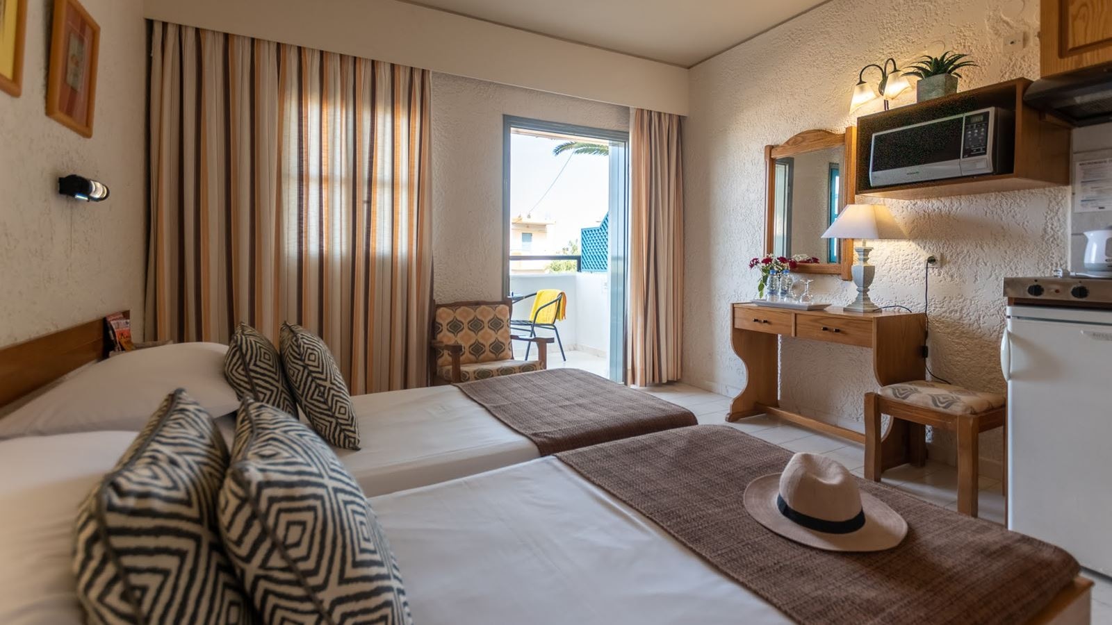 rooms-standard-twin-studio-gardenview-balcony-or-terrace