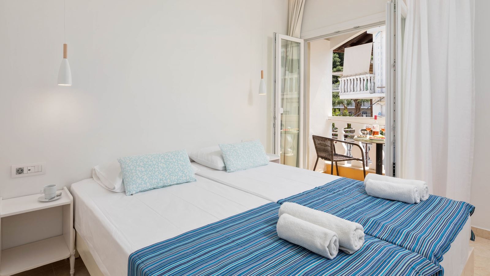 rooms-classic-twindouble-with-balcony