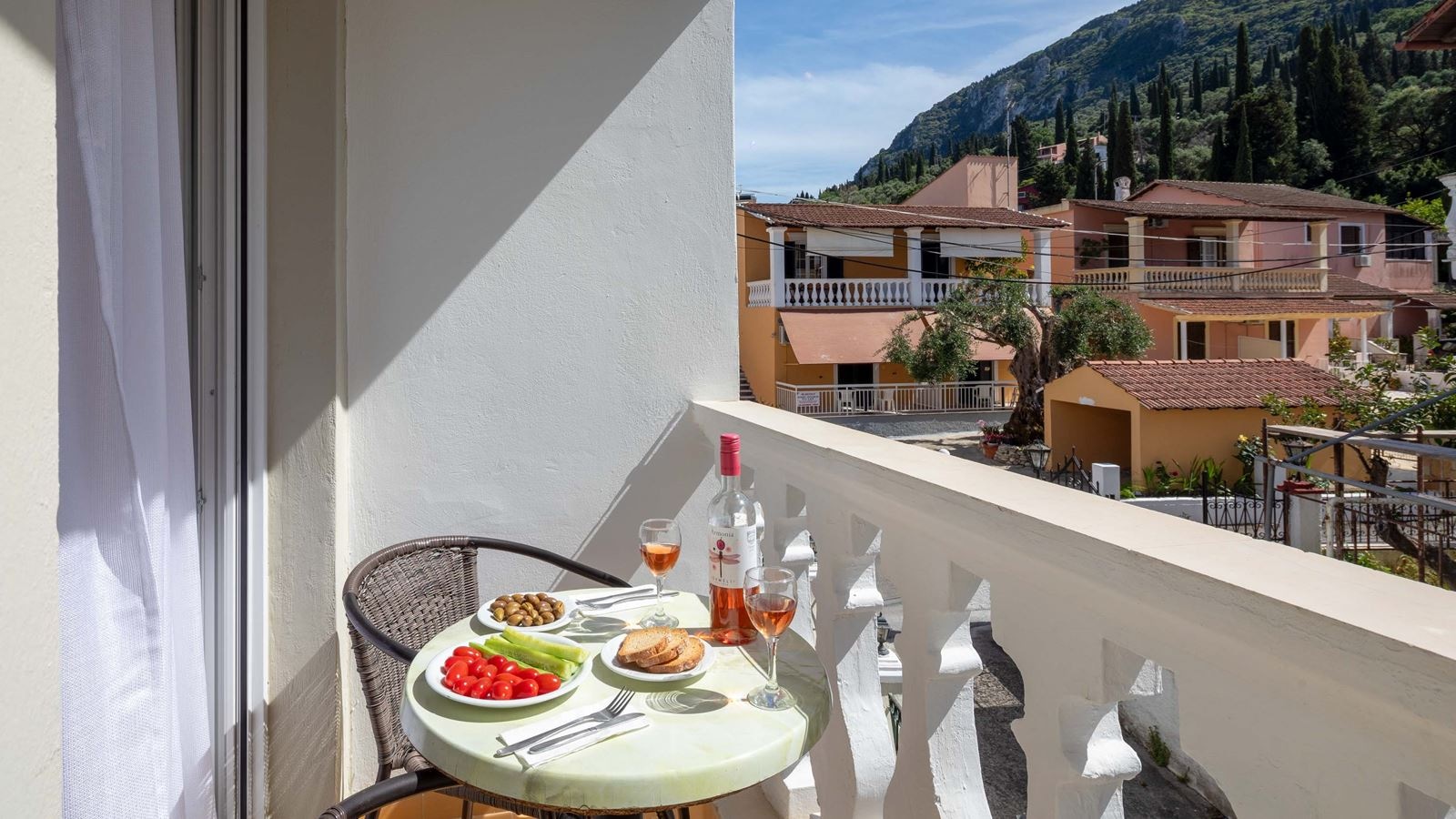 rooms-classic-twindouble-with-balcony