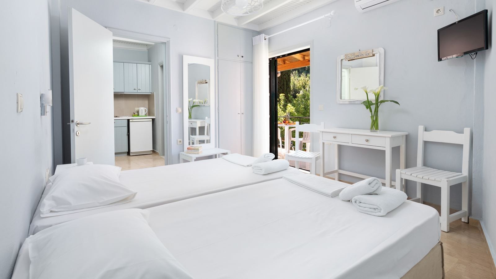 rooms-comfort-studio-with-balcony