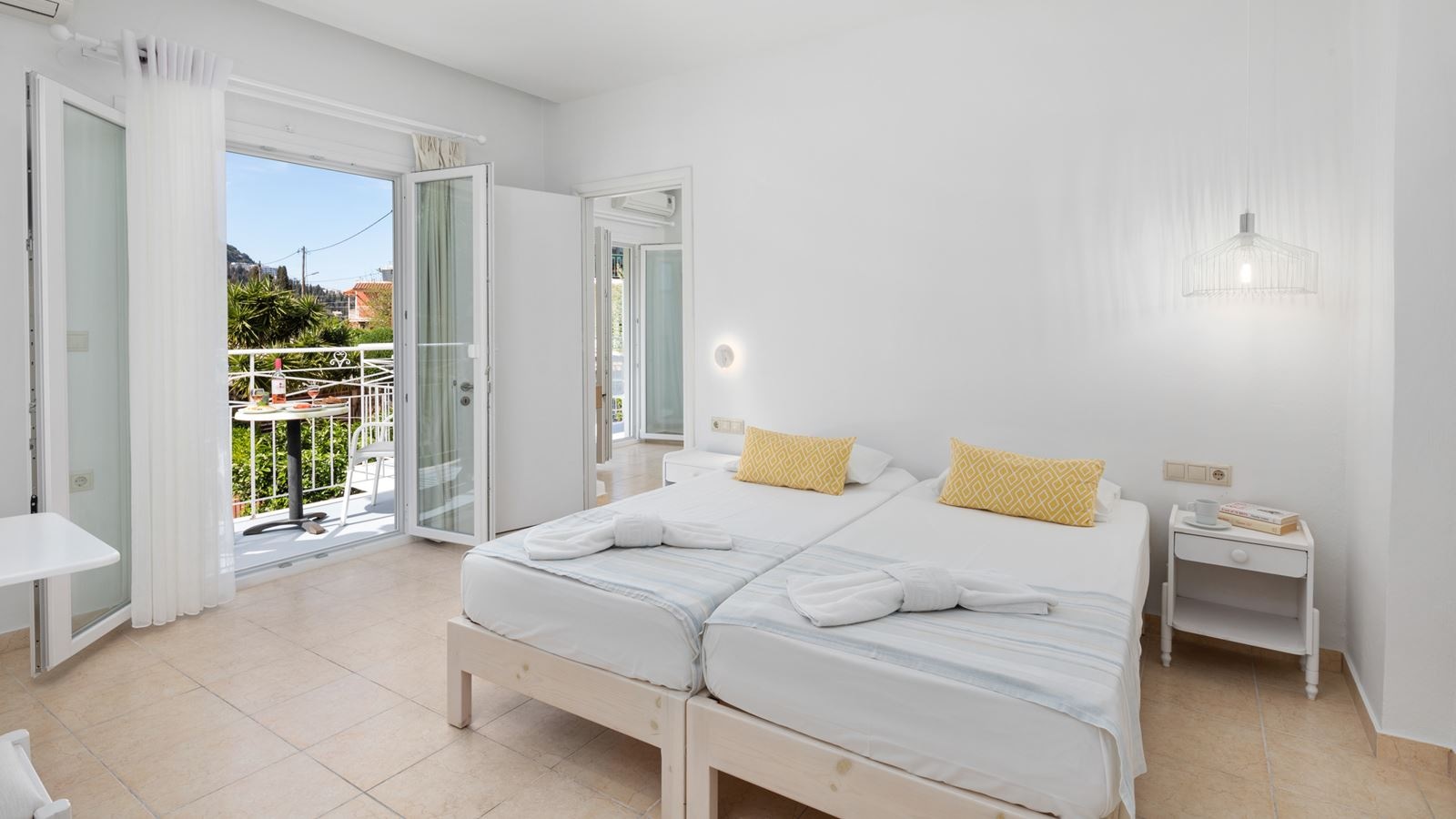 rooms-family-suite-with-balcony