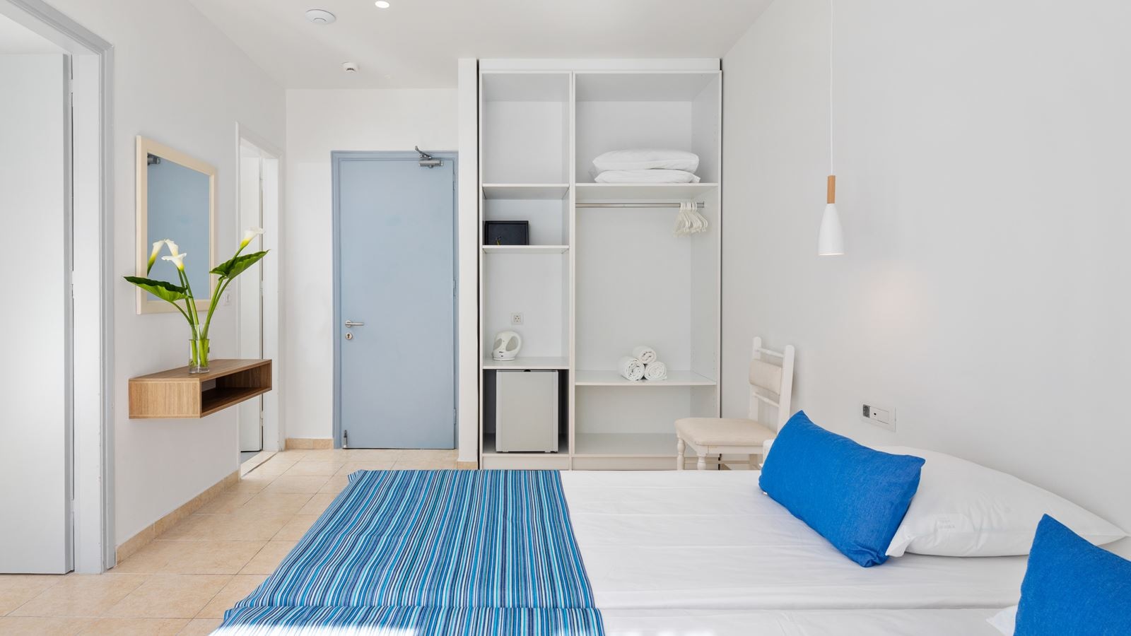 rooms-family-suite-with-balcony