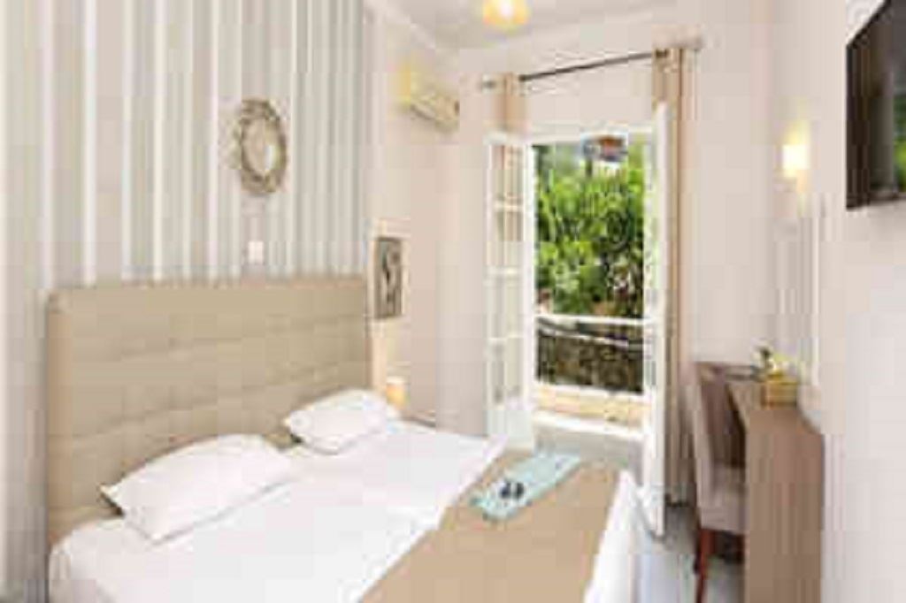 rooms-doubleroom-with-garden-view