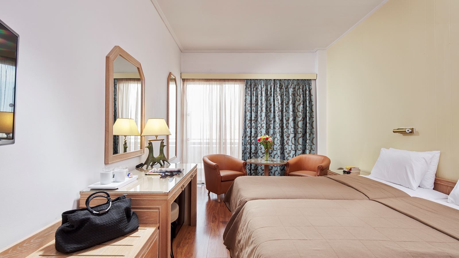 rooms-family-room-superior-city-view