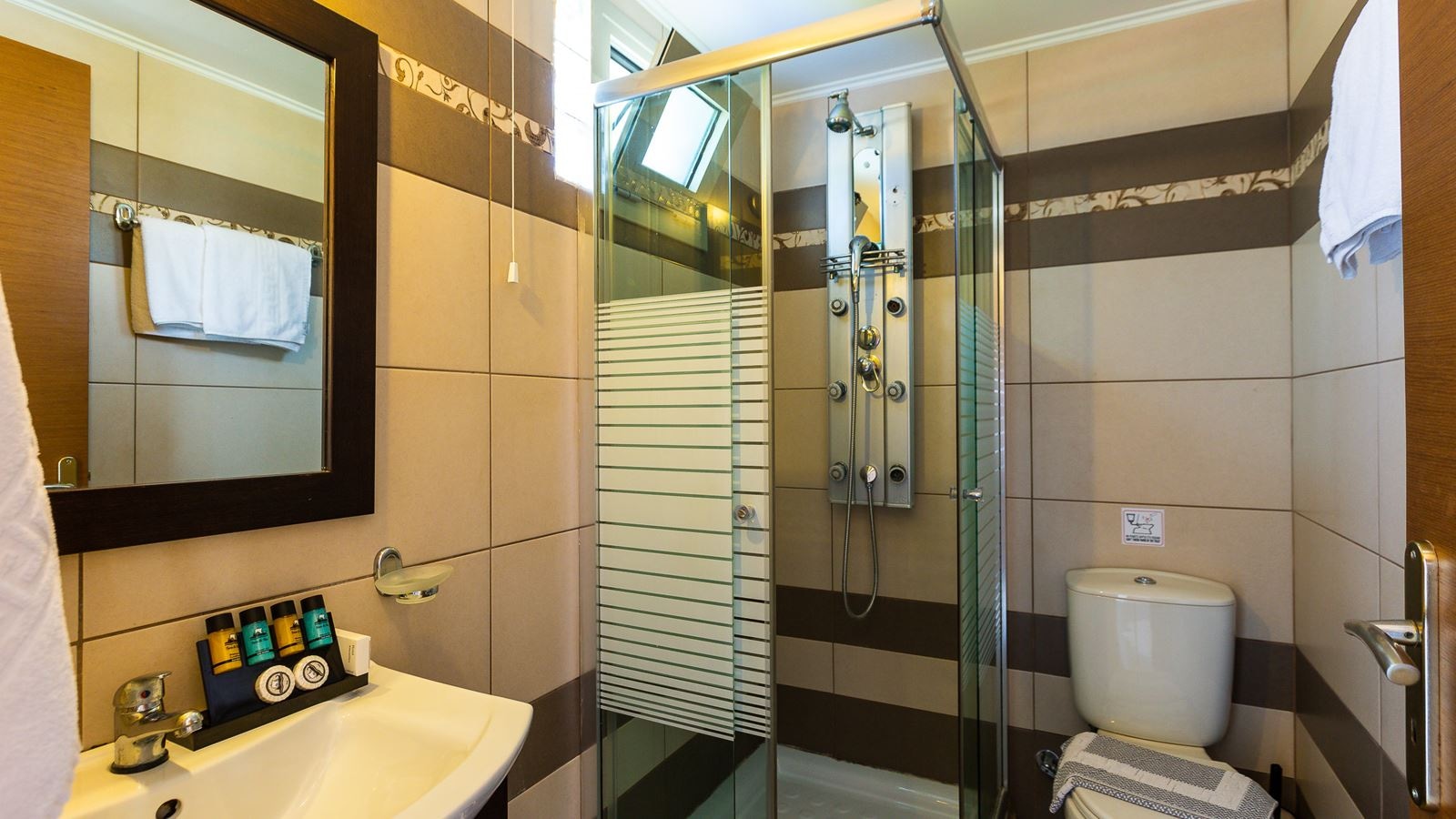 rooms-room-standard-mountainpoolview-balcony-or-terrace