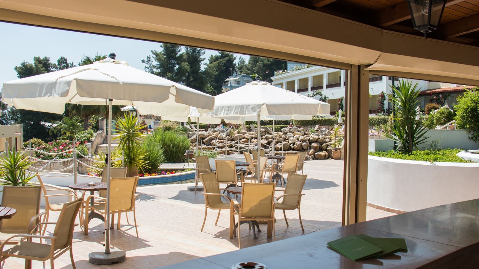 bars-helios-pool-bar