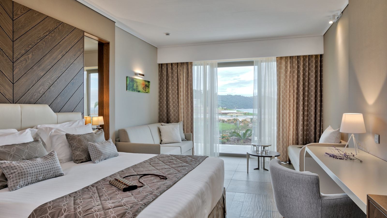 rooms-deluxe-side-sea-view-room