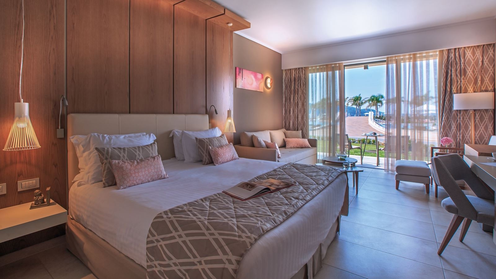 rooms-deluxe-pool-front-room